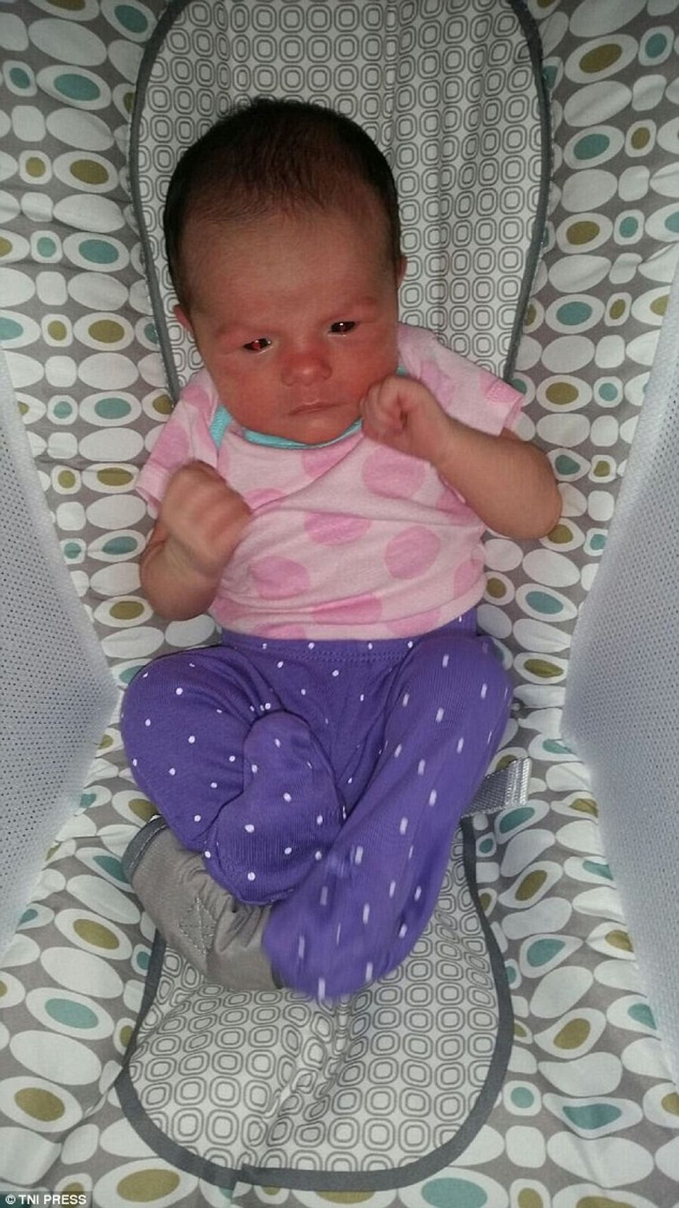 Grimasat qesharake të fëmijëve në momentin kur e mbushin pelenën foto 10