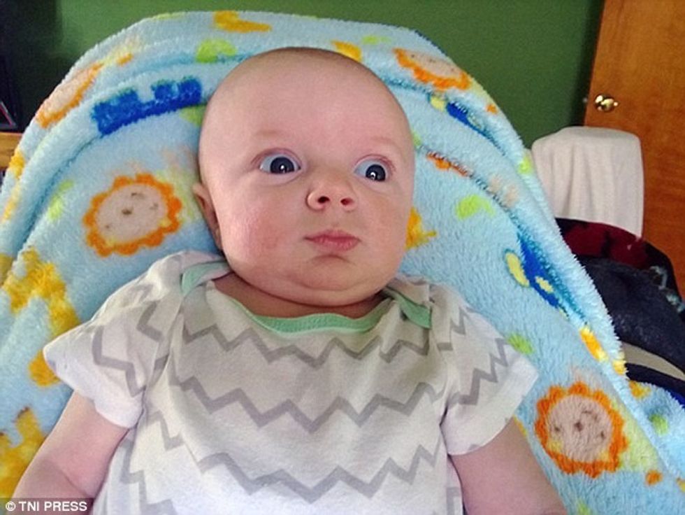 Grimasat qesharake të fëmijëve në momentin kur e mbushin pelenën foto 6