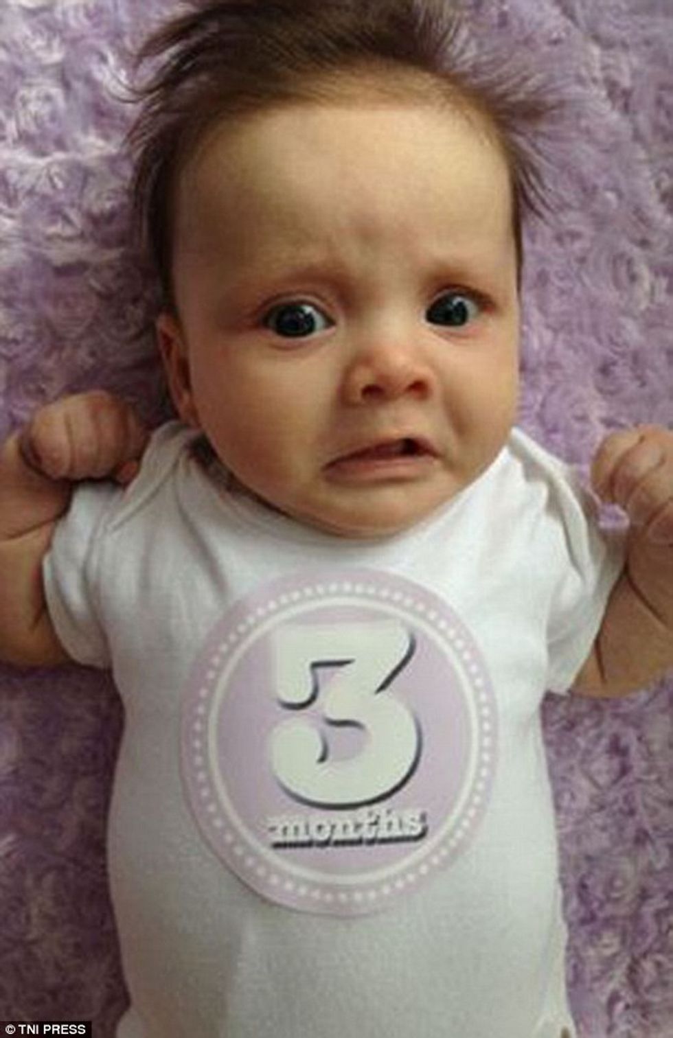 Grimasat qesharake të fëmijëve në momentin kur e mbushin pelenën foto 8