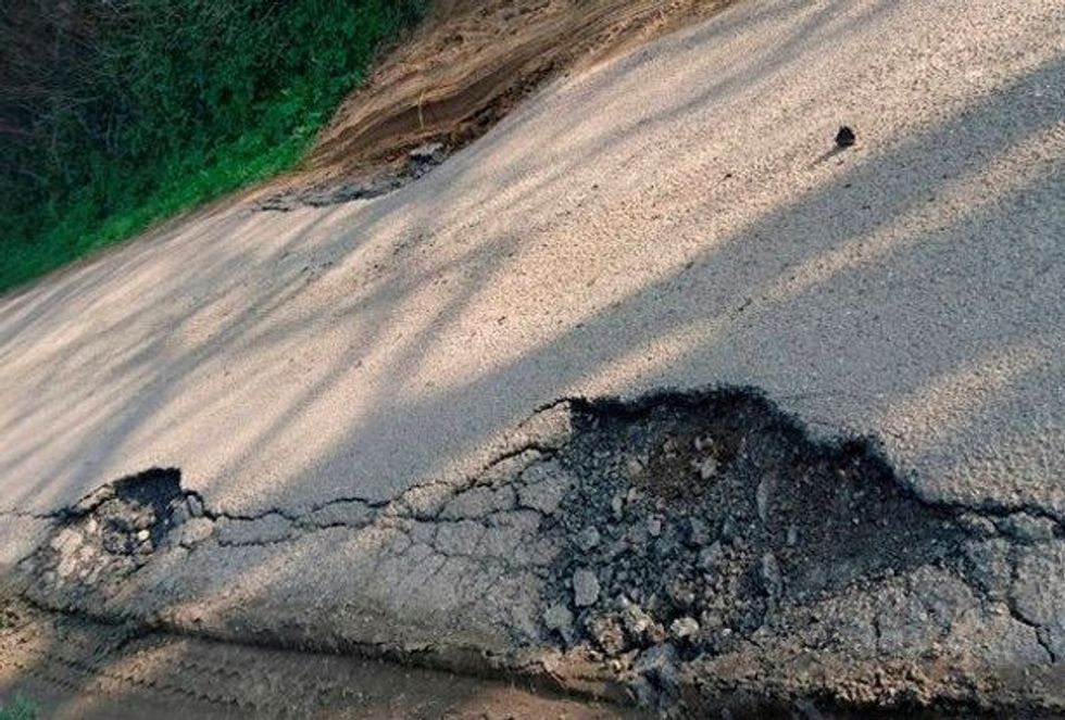Gropat në shumë rrugë dyshohet se janë shkaktuar nga urithët foto 2