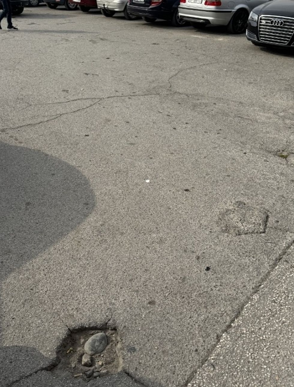 Grope ne parkingun e Stacionit te Autobuseve Gjakove