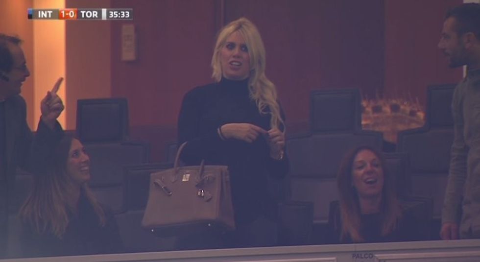 Gruaja dhe agjentja e Icardit fokusohet pas golit të argjentinasit.