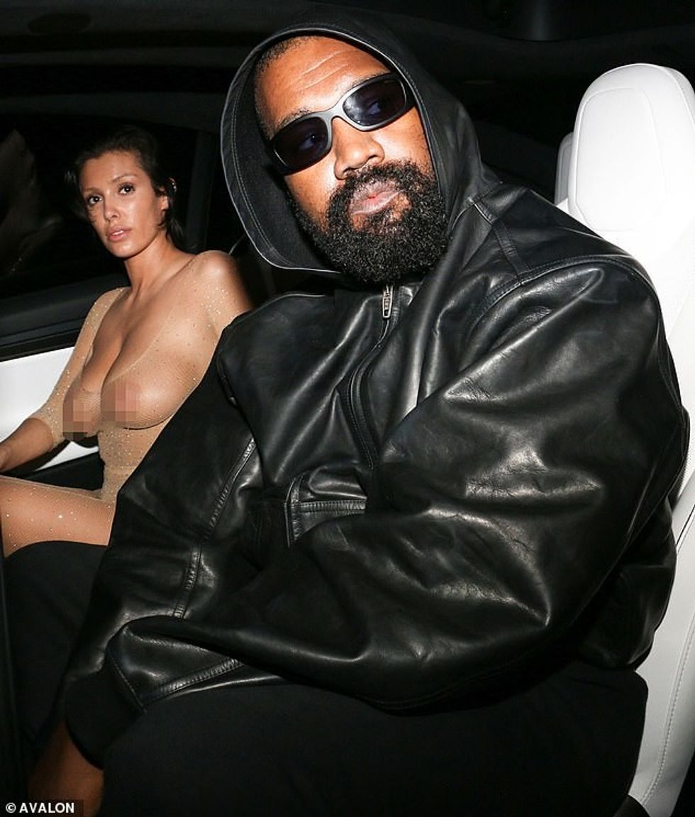 Gruaja e Kanye West prej gati dy vitesh, Bianca Censori, bëri një shfaqje të egër për një natë me reperin në Los Angeles.