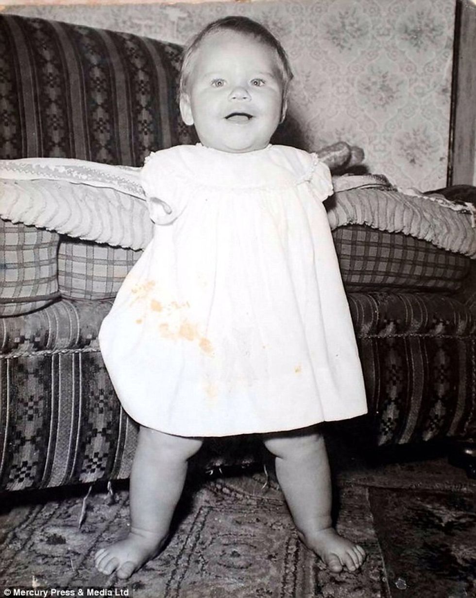 Gruaja e lindur pa duar pretendon se komunikon me shpirtrat duke perdorur vetem kembet foto 2