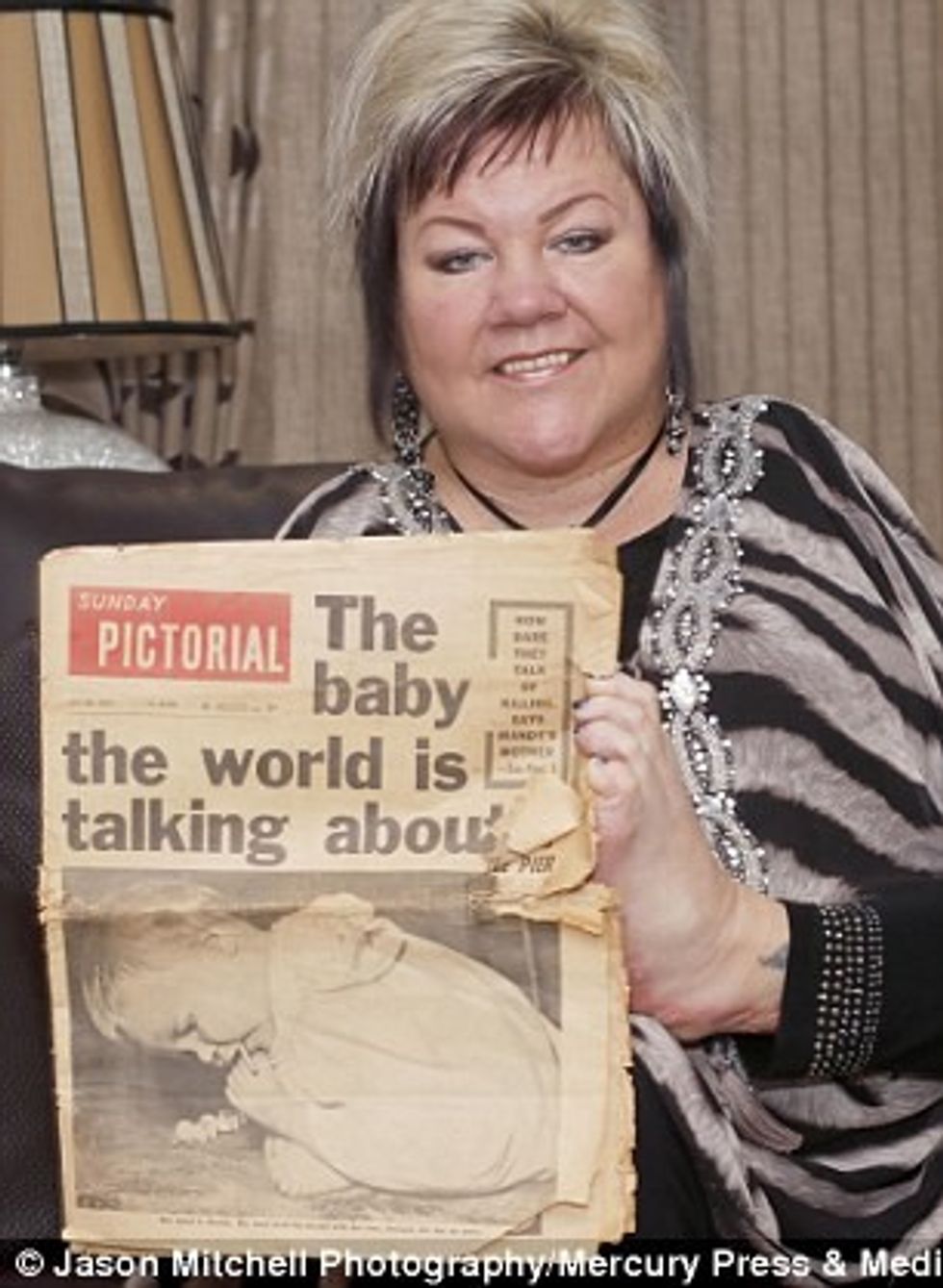 Gruaja e lindur pa duar pretendon se komunikon me shpirtrat duke perdorur vetem kembet foto 3