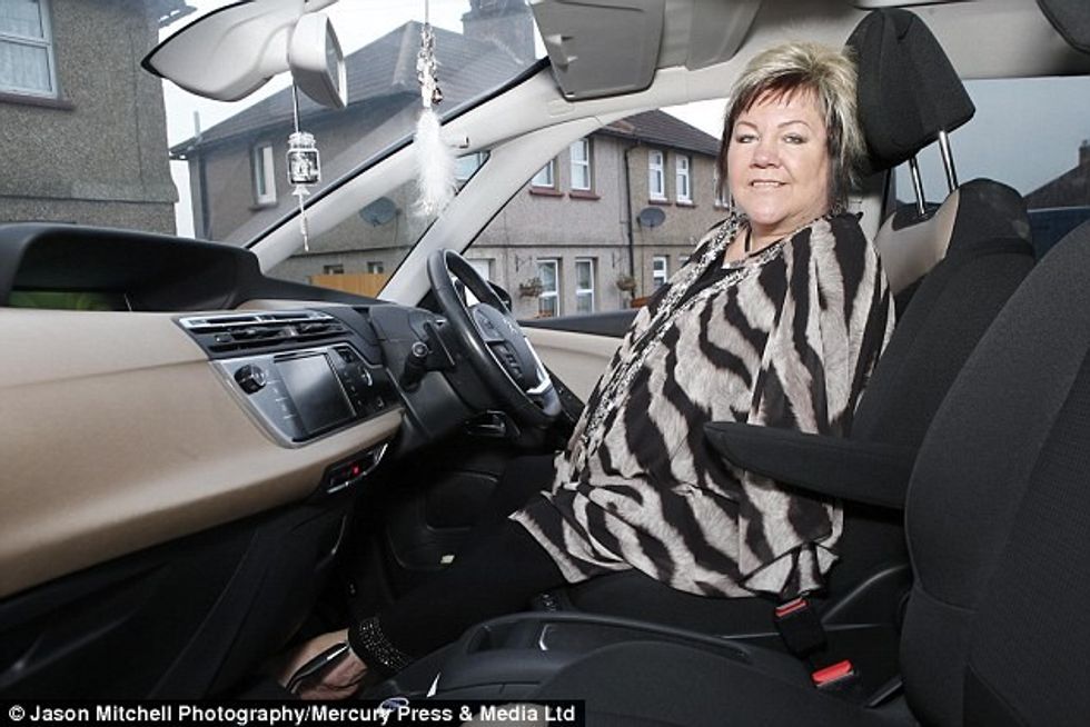 Gruaja e lindur pa duar pretendon se komunikon me shpirtrat duke perdorur vetem kembet foto 5 1