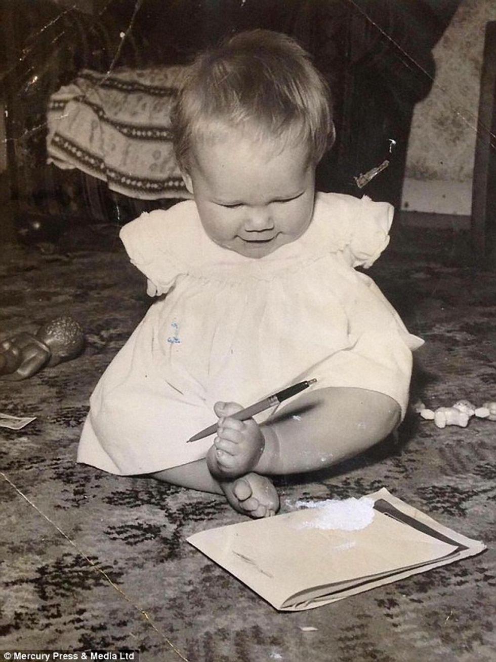 Gruaja e lindur pa duar pretendon se komunikon me shpirtrat duke perdorur vetem kembet foto 6