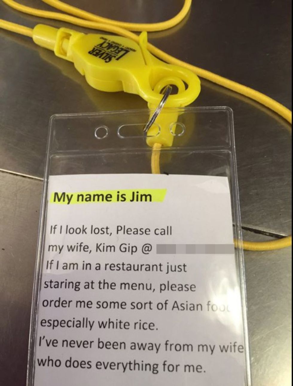 Gruaja ia përgatiti një dhurate te cilen u detyrua ta barte gjate tere pushimit foto 2