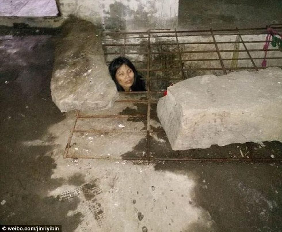 Gruan me probleme psikike familjaret e mbajten te mbyllur ne kafaz foto 3