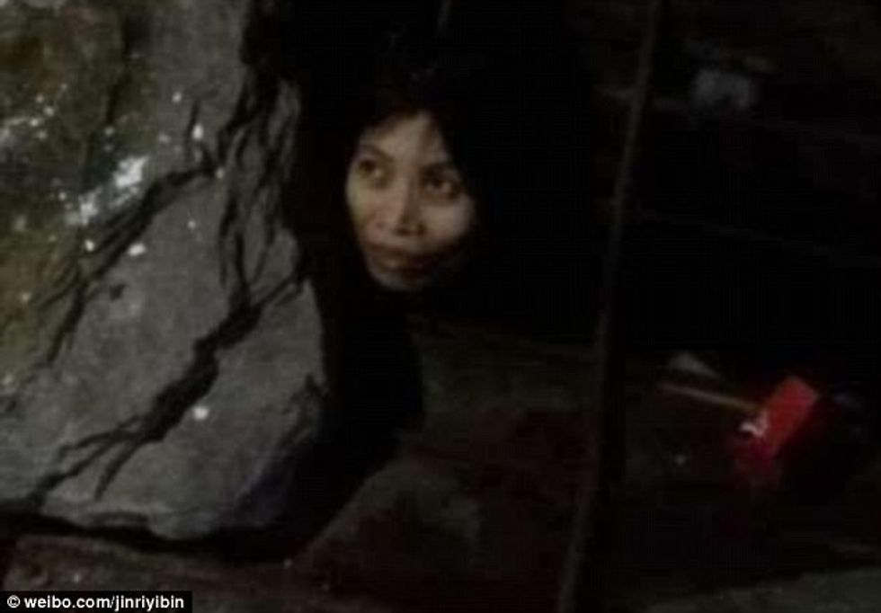 Gruan me probleme psikike familjaret e mbajten te mbyllur ne kafaz foto 4