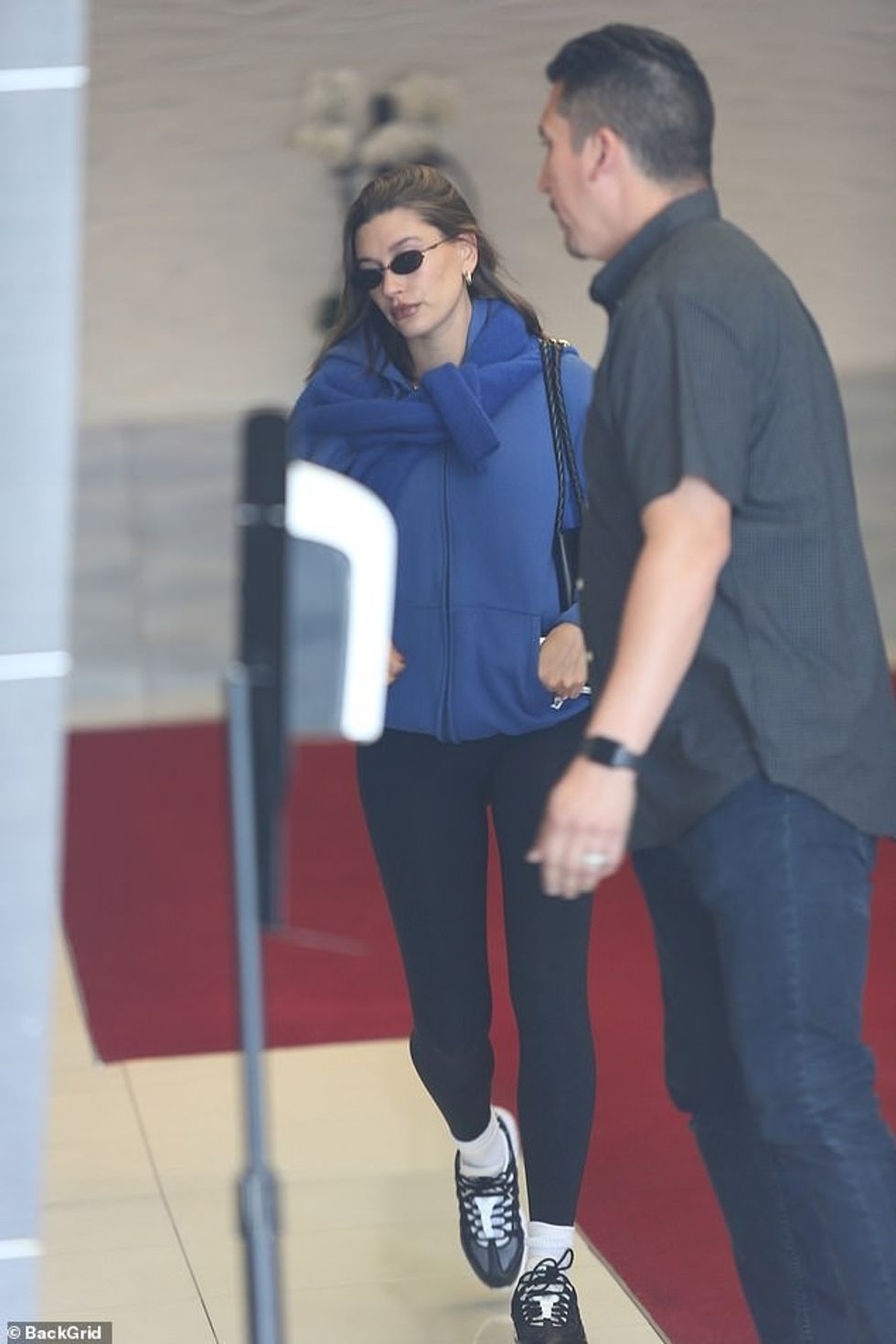 Hailey vendosi një ekran pa mundim elegant, duke kombinuar ansamblin e saj të rehatshëm me çorape të bardha dhe trajnerë sportiv