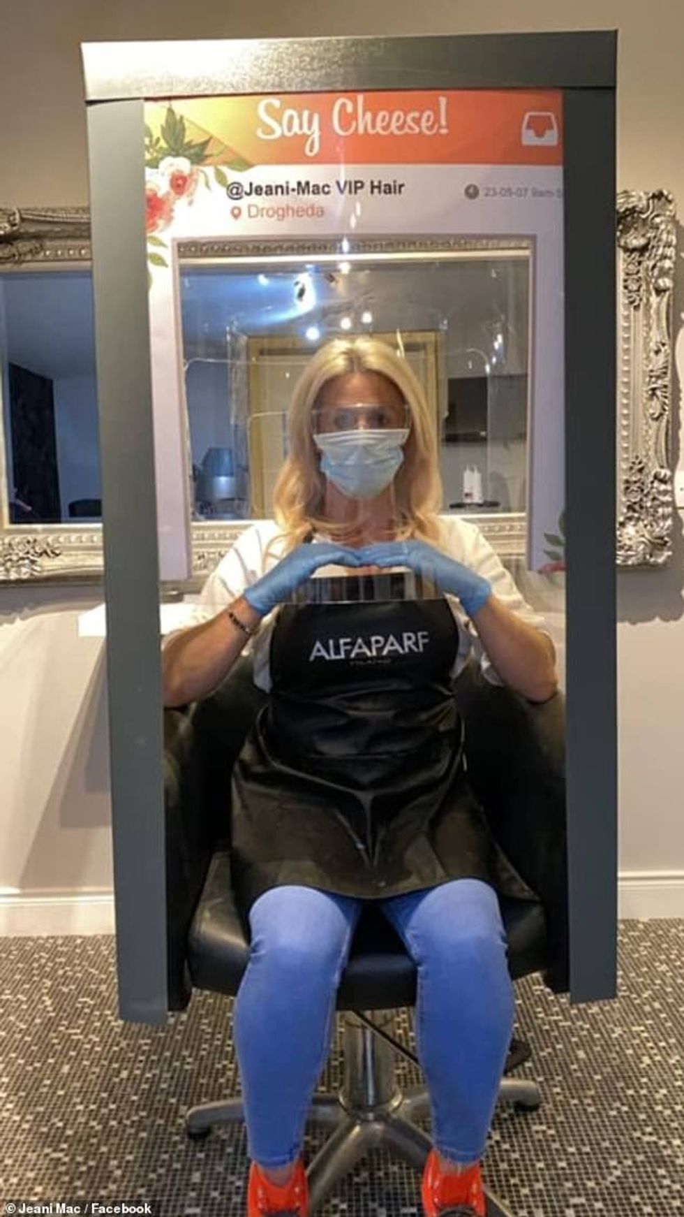 Hairdresser Jean McDonnell, from Drogheda, county Lough, in Ireland, created an innovative chair that would allow to limit contact during hair consultations, the Mirror reported