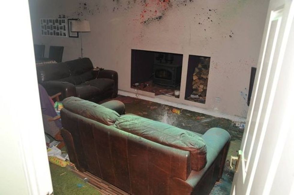 Hajnat thyen orenditë dhe lyen muret me ngjyra foto 2