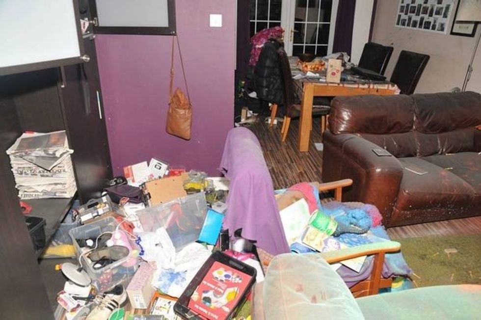 Hajnat thyen orenditë dhe lyen muret me ngjyra foto 4