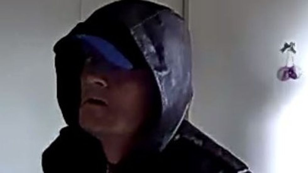 Hajni ecte zvarrë që të fshihet nga kamerat e sigurisë por u tradhetua rastesisht foto 3