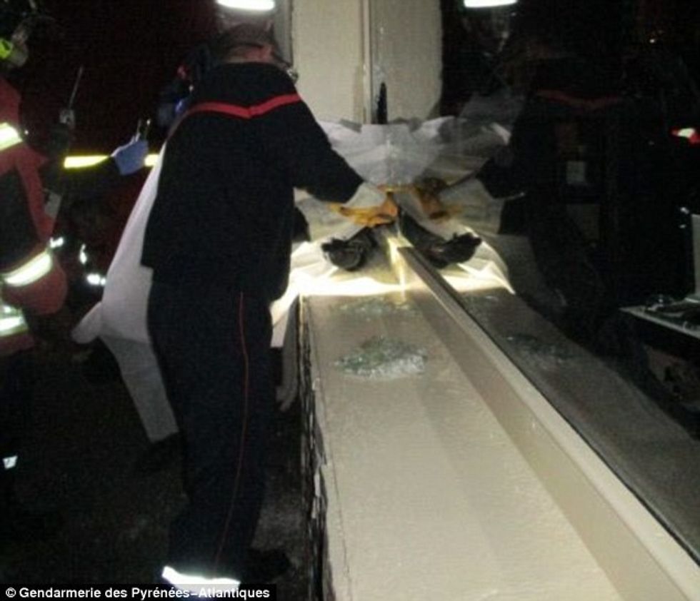 Hajni ngeci në xhamin e dritares së dyqanit ku kreu vjedhjen foto 2