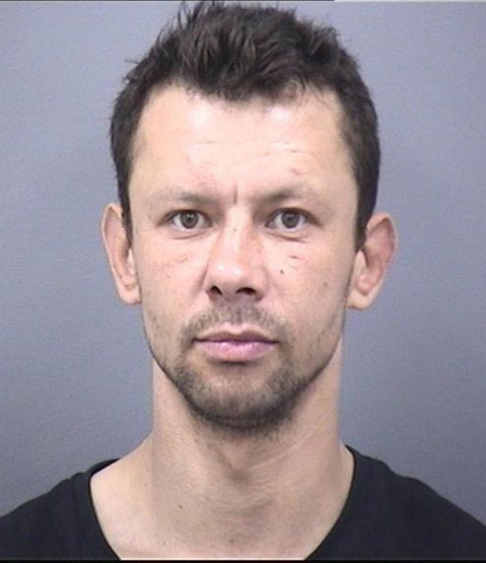 Hajni theu një shtëpi dhe pasi piu disa gota rum ra per te fjetur foto 2