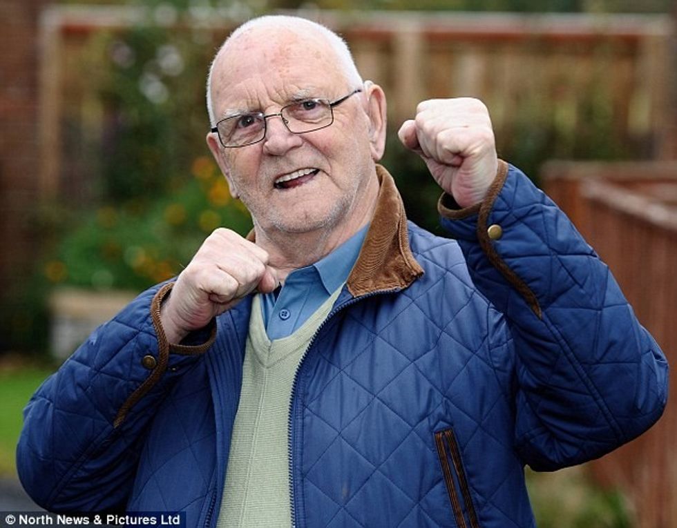 Hajni u pendua keq pasi tentoi ta grabiste të moshuarin që doli të jetë ish boksier foto 2