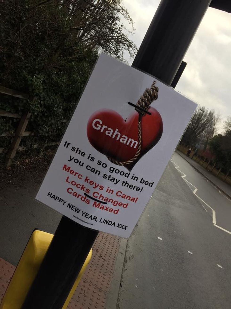 Hakmerret në të dashurin që e tradhtoi duke vene postera neper qytet foto 2