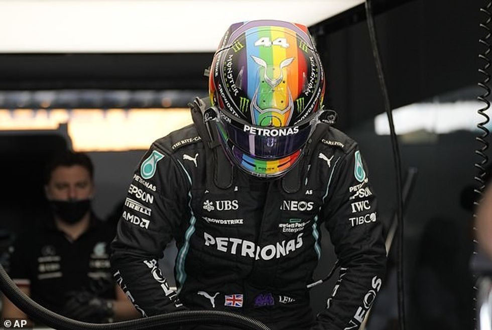 Hamilton ka veshur një helmetë ylberi në vende me të dhëna të dobëta për të drejtat e LGBTQ+ si Katari