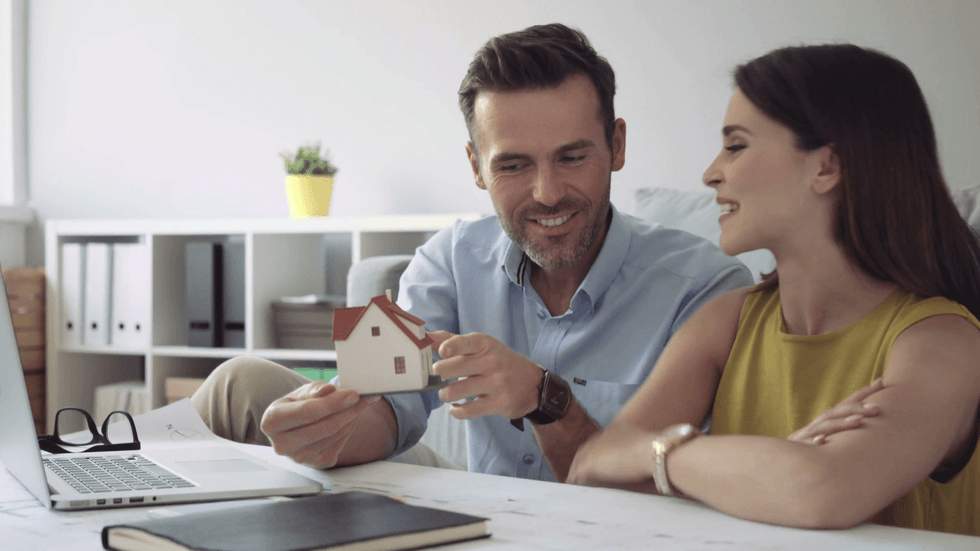 happy couple talking about new home design rwa2unzu F0000