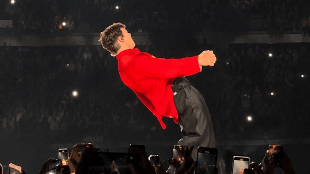 Harry Styles rrëzohet në mes të koncertit, por reagimi i tij bëhet viral