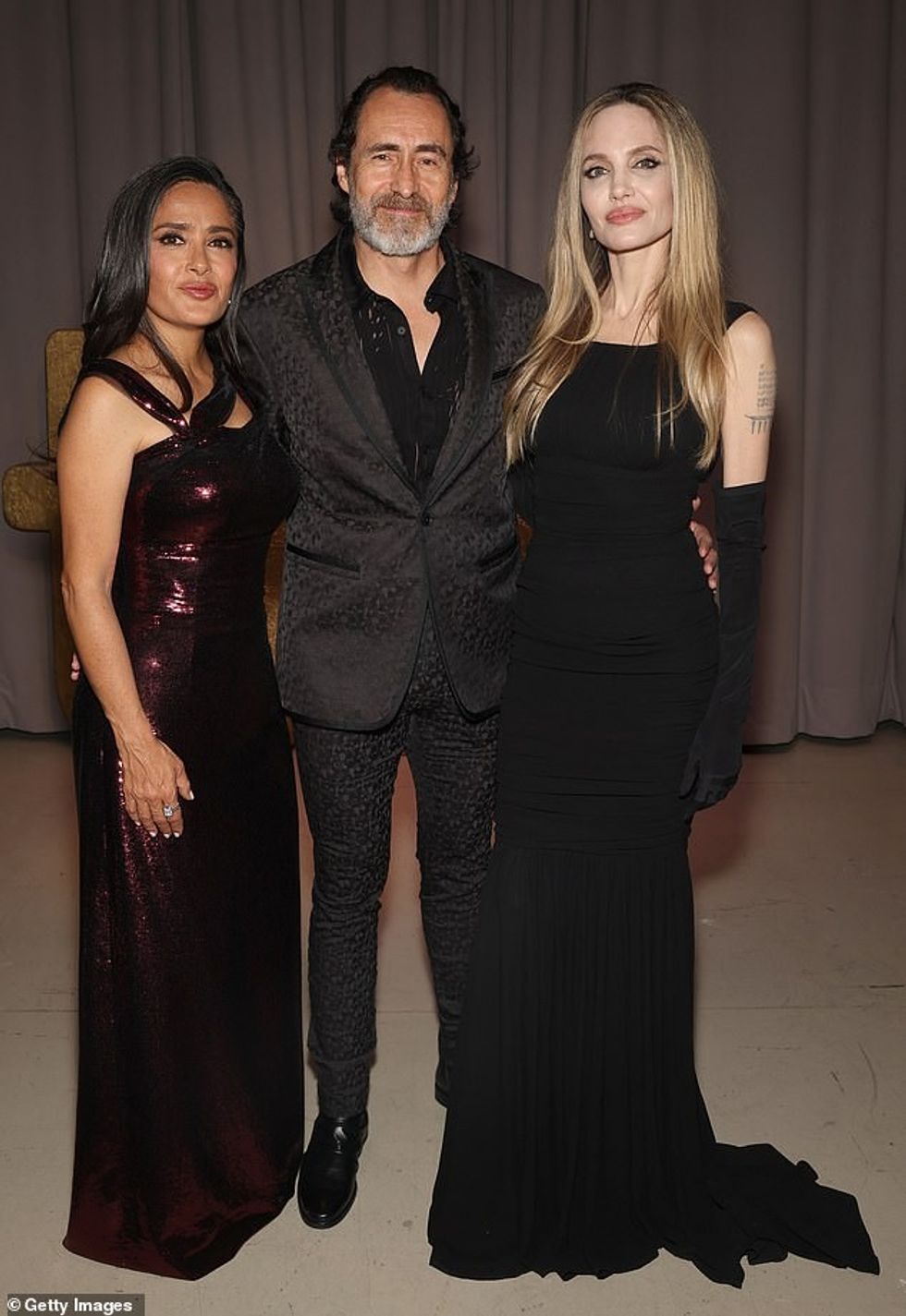 Hayek dhe ylli i saj Demián Bichir pozuan me Angelina Jolie, shkrimtaren dhe regjisoren e filmit të dramës së luftës.