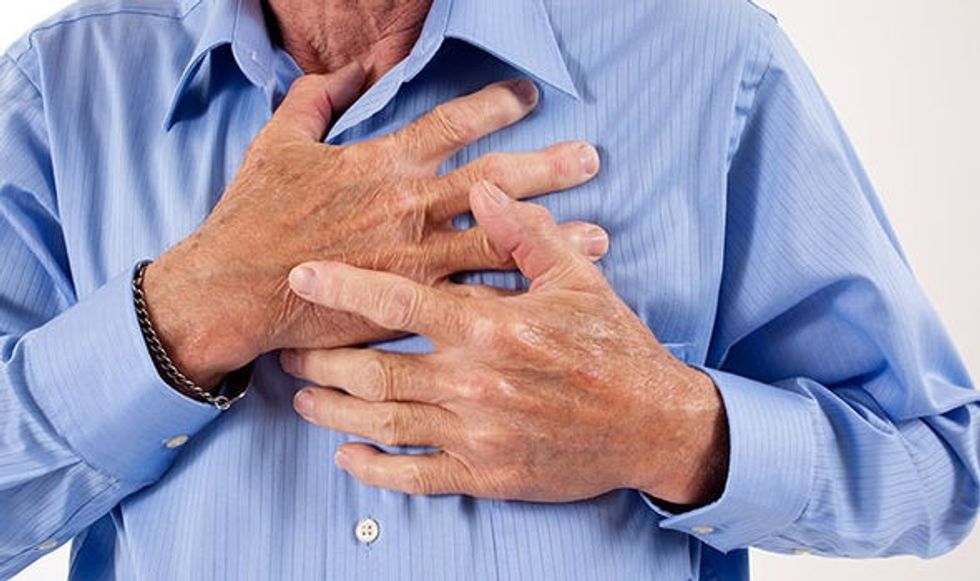 heart attack symptoms signs chest pain emergency 1313686