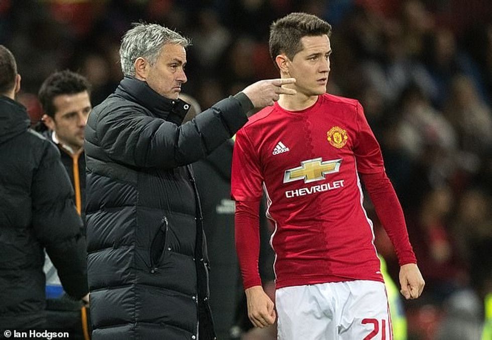 Herrera (R) lavdëroi për qëndrimin e Jose Mourinhos që duhet të fitojë që ai solli te Man United