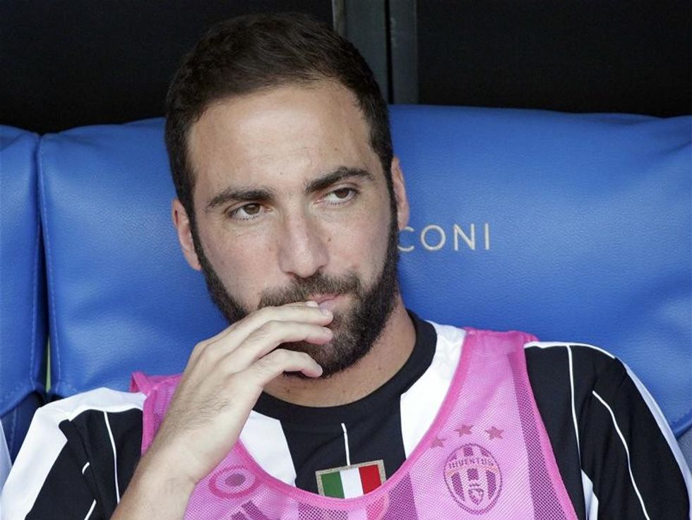 Higuain braktisi Napolin për të nënshkruar te Juventusi.
