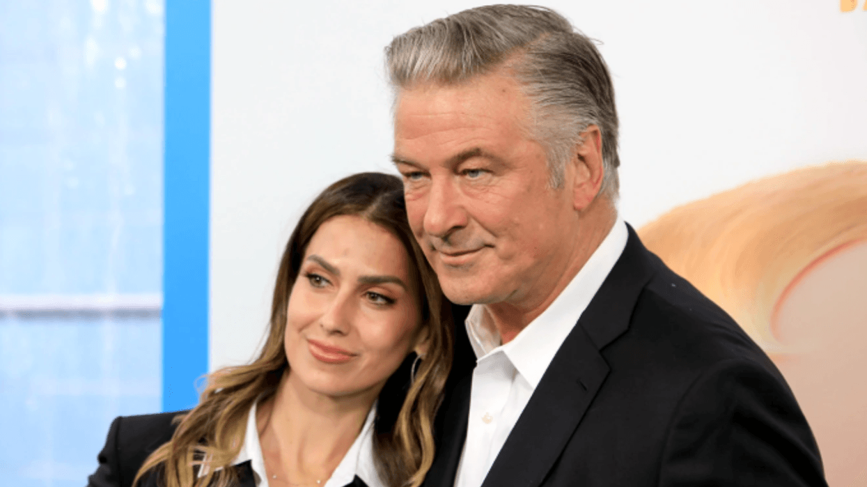 Alec Baldwin i sugjeroi me shaka gruas Hilaria një fëmijë tjetër, reagimi i saj u bë viral