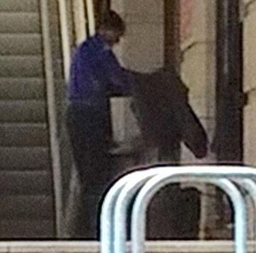 Hoqi rrobat e shtrenjta dhe u vesh me lecka qe te kerkoje lemoshe nga kalimtaret foto 2