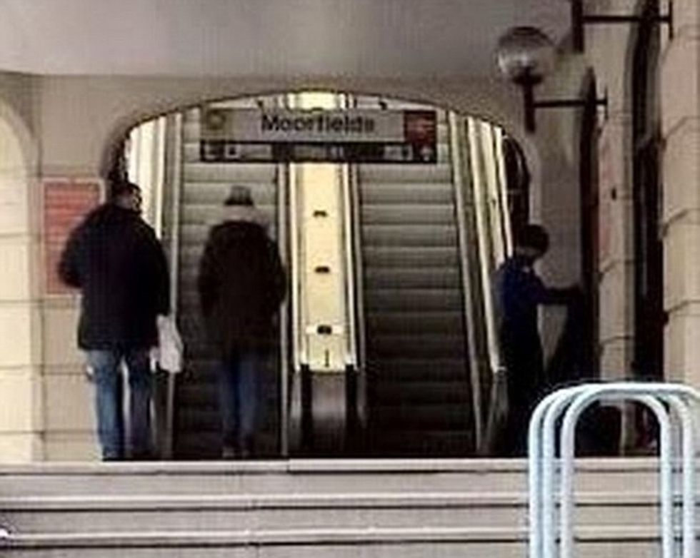 Hoqi rrobat e shtrenjta dhe u vesh me lecka qe te kerkoje lemoshe nga kalimtaret foto 3