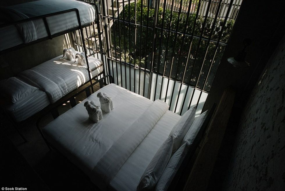 Hoteli që ngjanë me burgun atraksion per vizitoret qe duan te flene ne qeli foto 2