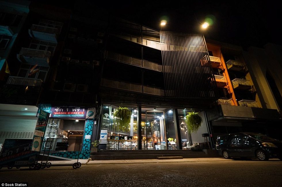 Hoteli që ngjanë me burgun atraksion per vizitoret qe duan te flene ne qeli foto 7