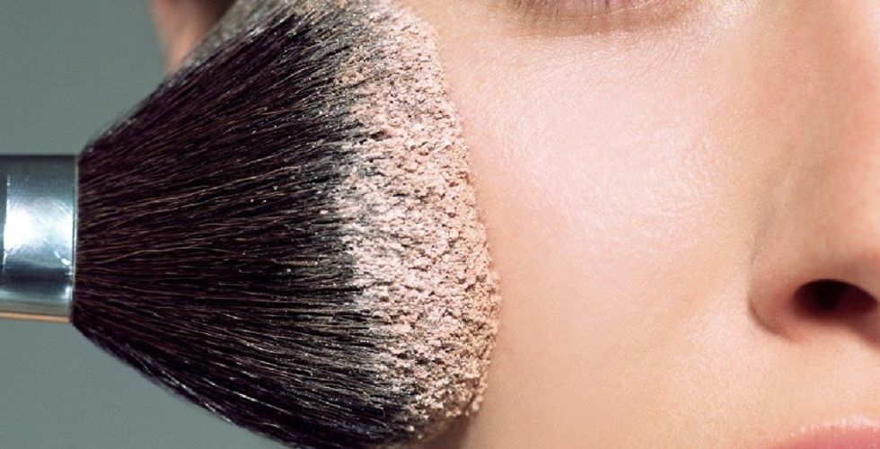 how to apply face powder