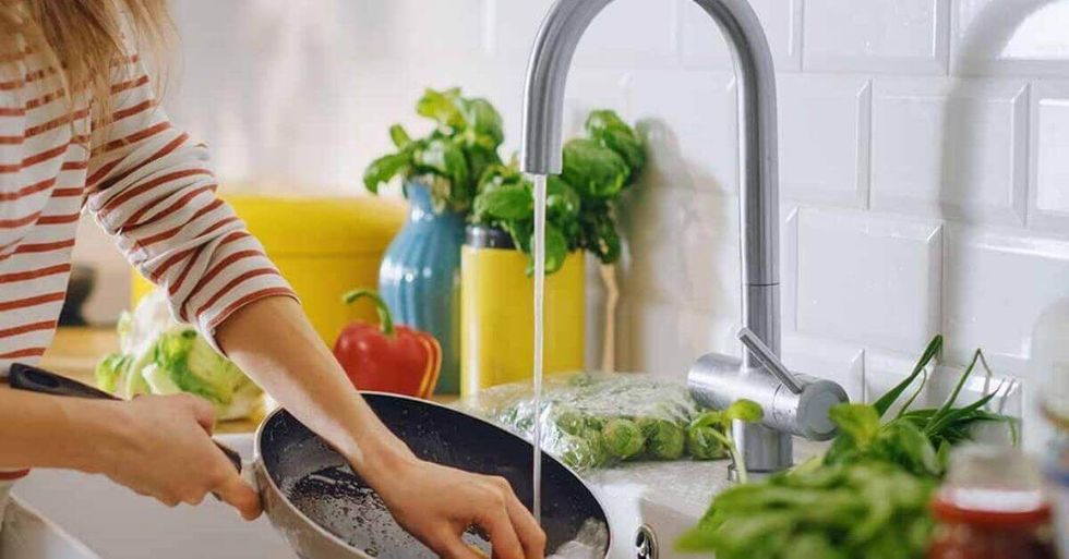 How to clean a ceramic pan naturally and properly