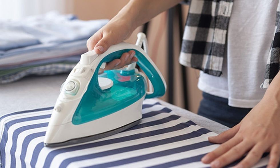 How to Iron Shirts and Pants Correctly 1