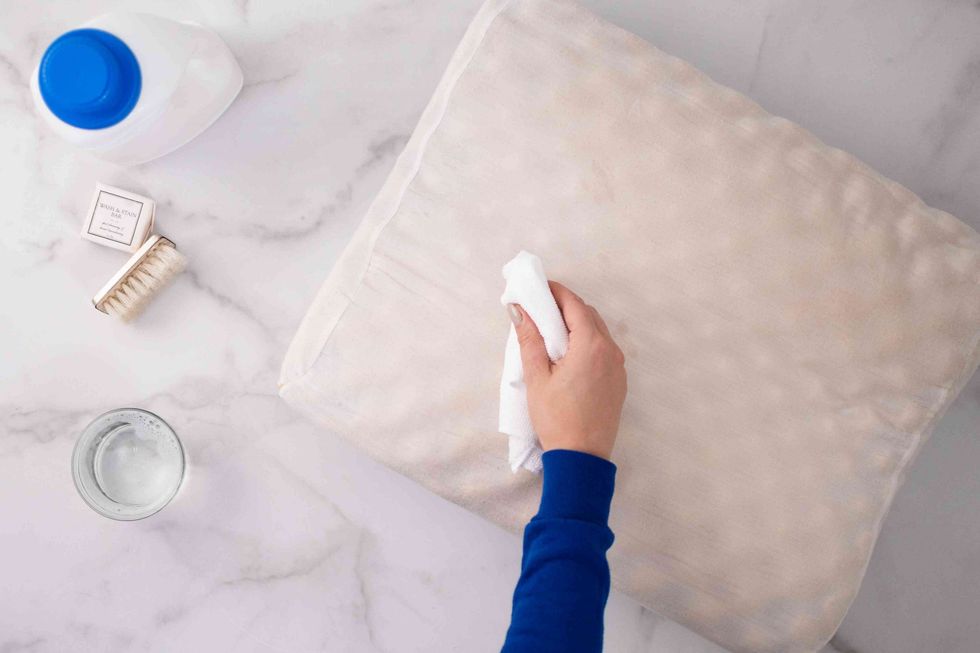 how to wash pillows of all types 5186798 07 1bf472d6eb5d4246b43a2a5eae7b897c scaled