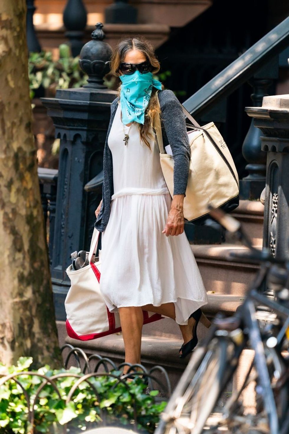 how to wear a scarf sjp 1604508664