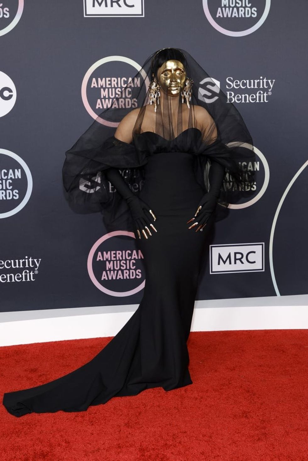 http cdn.cnn .com cnnnext dam assets 211121203312 35 amas red carpet 2021 cardi b