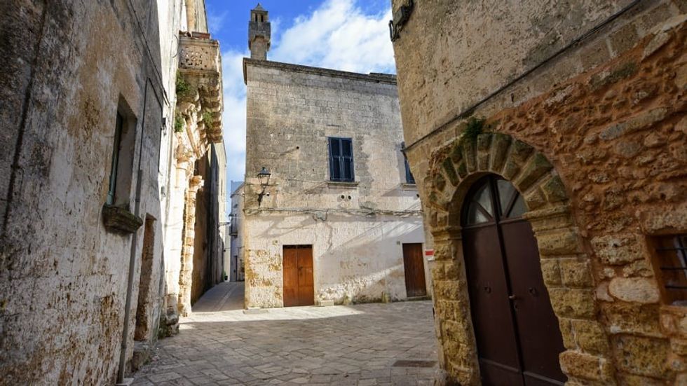http cdn.cnn .com cnnnext dam assets 221117090538 05 italy presicce paying to move