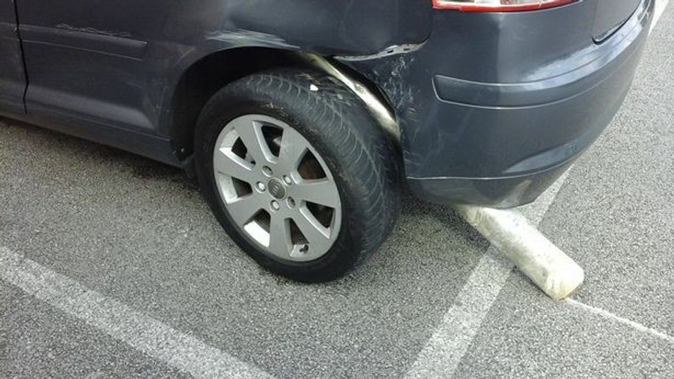 Humbi kontrollin derisa bënte rrathë të shpejta para qendrës tregtare foto 2