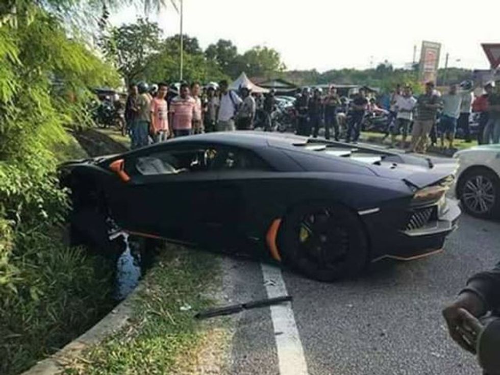 Humbi kontrollin gjatë lëvizjes së shpejtë perplasi dy vetura dhe mbeti mbi kanal foto 2