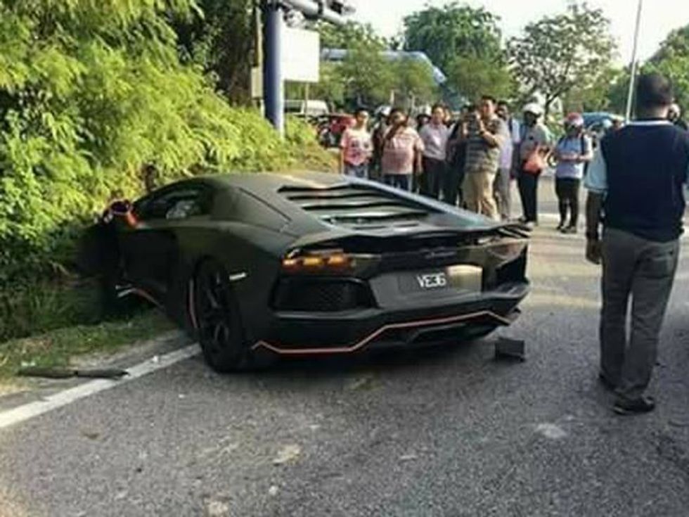 Humbi kontrollin gjatë lëvizjes së shpejtë perplasi dy vetura dhe mbeti mbi kanal foto 3