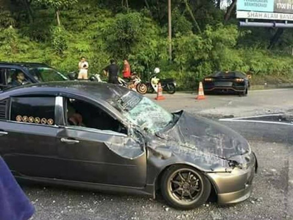 Humbi kontrollin gjatë lëvizjes së shpejtë perplasi dy vetura dhe mbeti mbi kanal foto 6