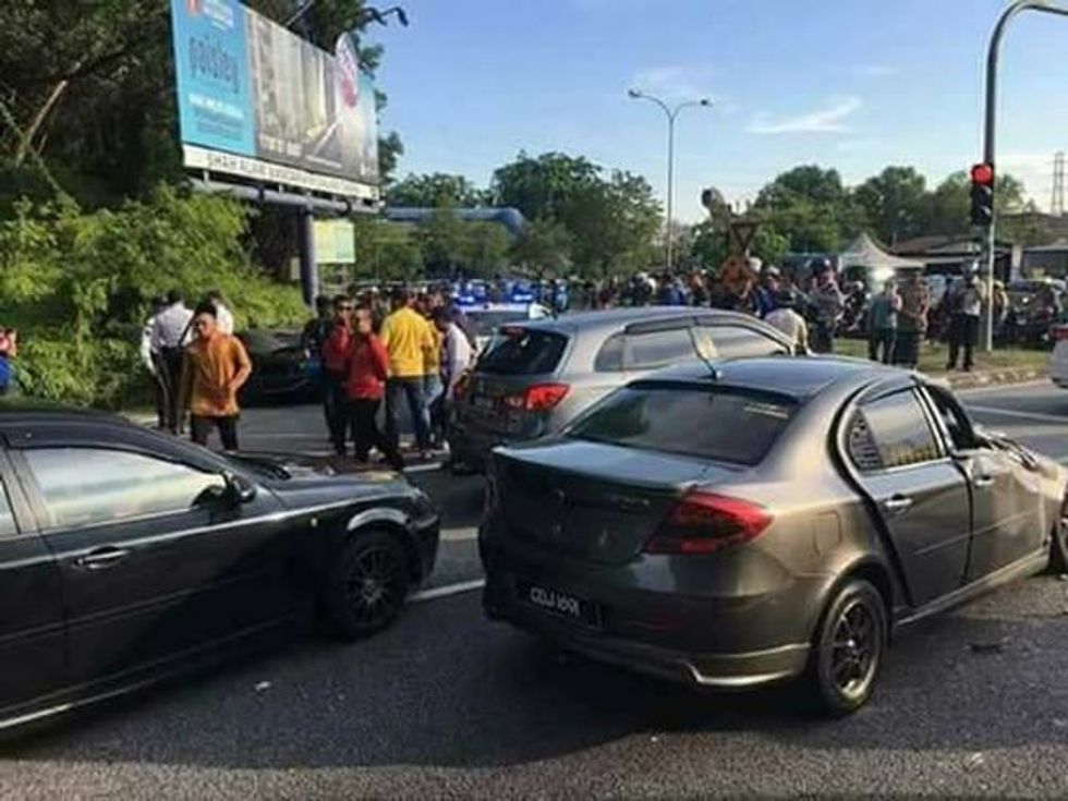 Humbi kontrollin gjatë lëvizjes së shpejtë perplasi dy vetura dhe mbeti mbi kanal foto 7