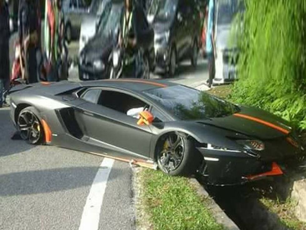 Humbi kontrollin gjatë lëvizjes së shpejtë perplasi dy vetura dhe mbeti mbi kanal foto 8