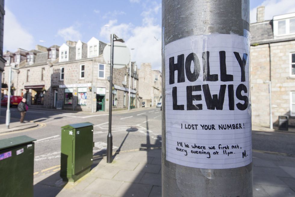 Humbi numrin e saj të kontaktit e kerkon permes postereve te vendosur ne rruge foto 2