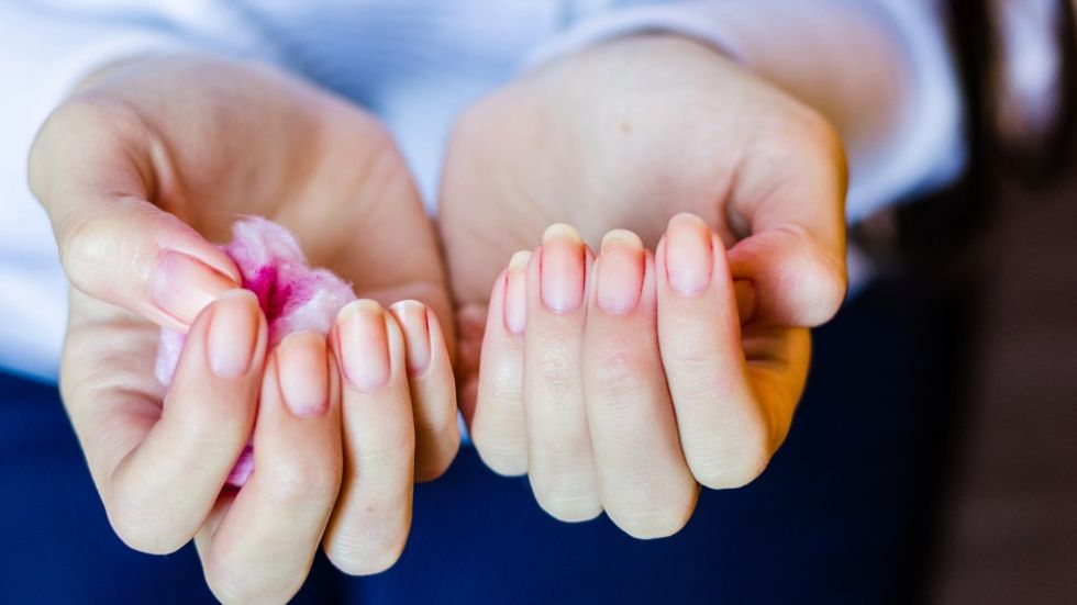 hydrogen peroxide for nails